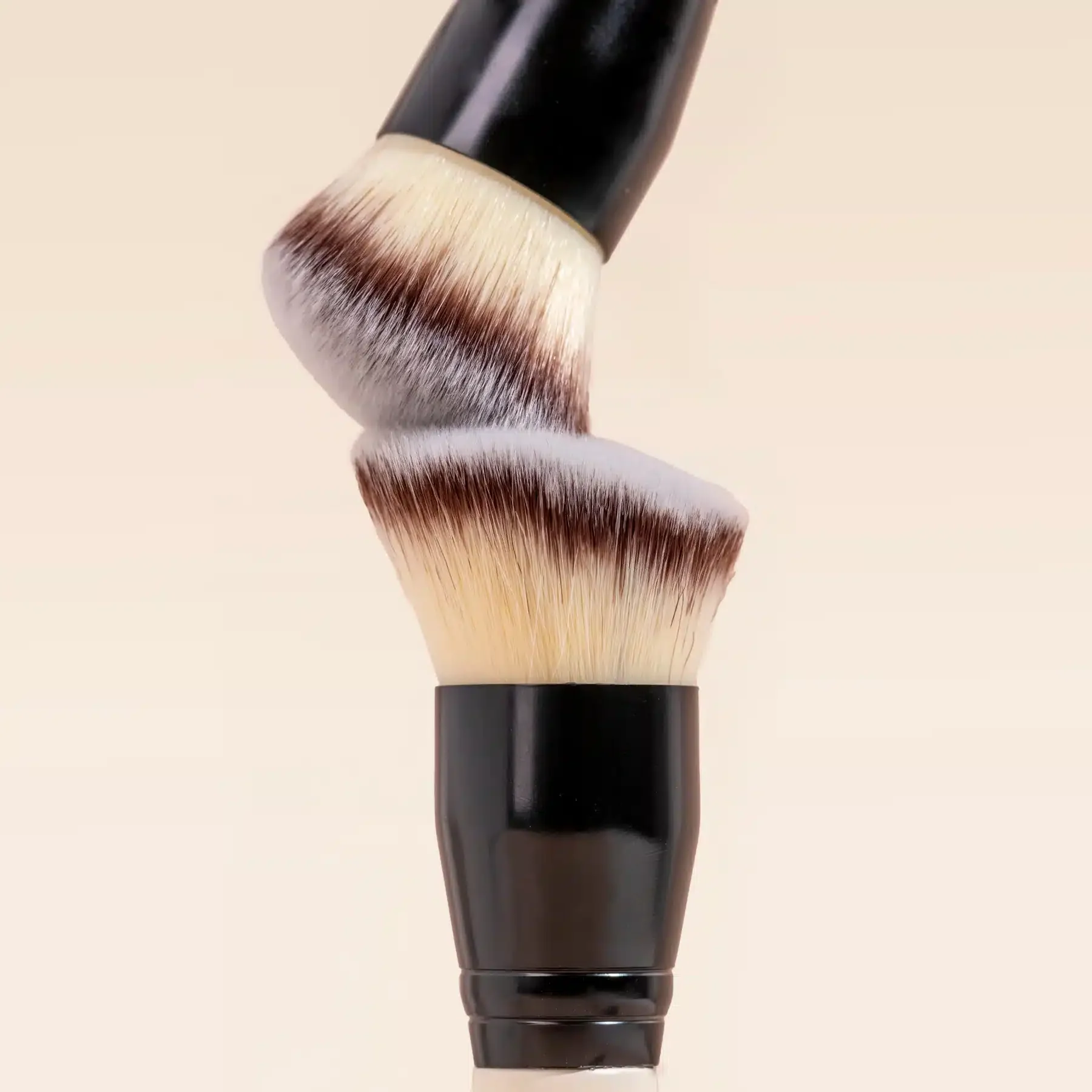 BPerfect x Annalivia - Mini Empress - Cheek & Contour Brush - Image 2
