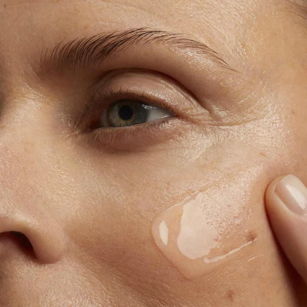 Clarins Super Restorative Treatment Essence - Image 2